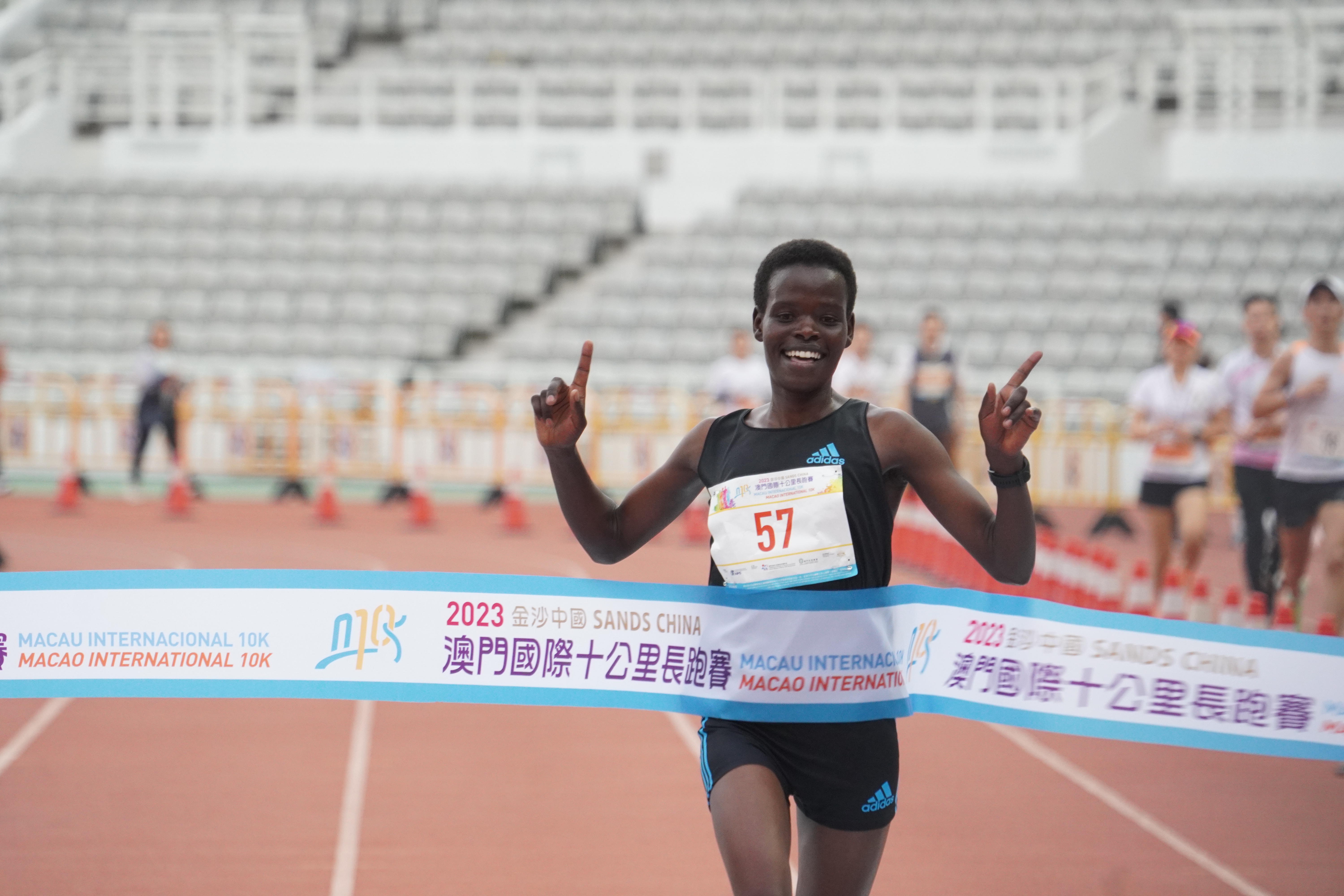 4 肯亞選手WINROSE CHEPKORIR成為女子組最快衝線.JPG